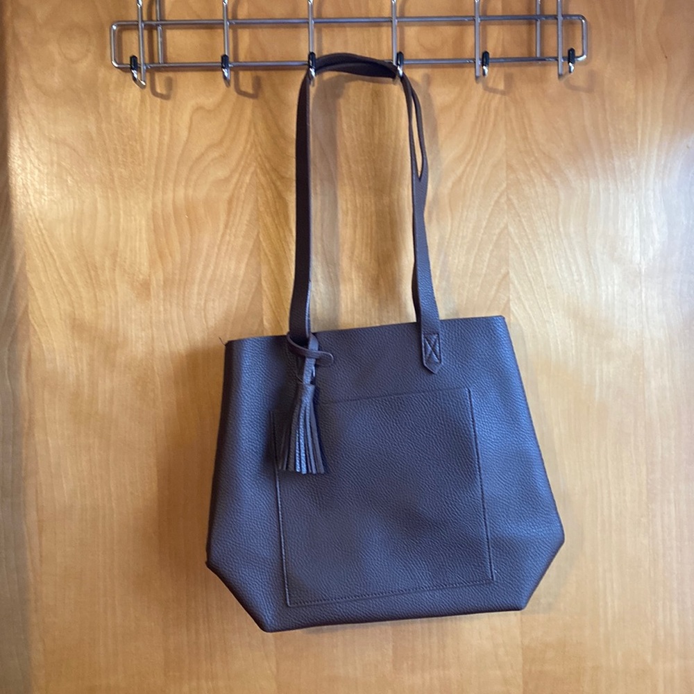Vegan leather tote bag with tassel and front pocket